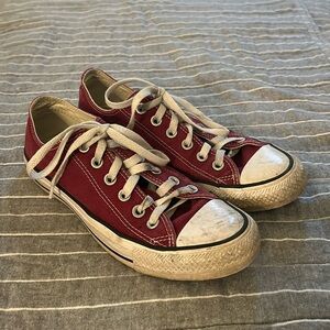 Maroon/Bergundy low women’s converse